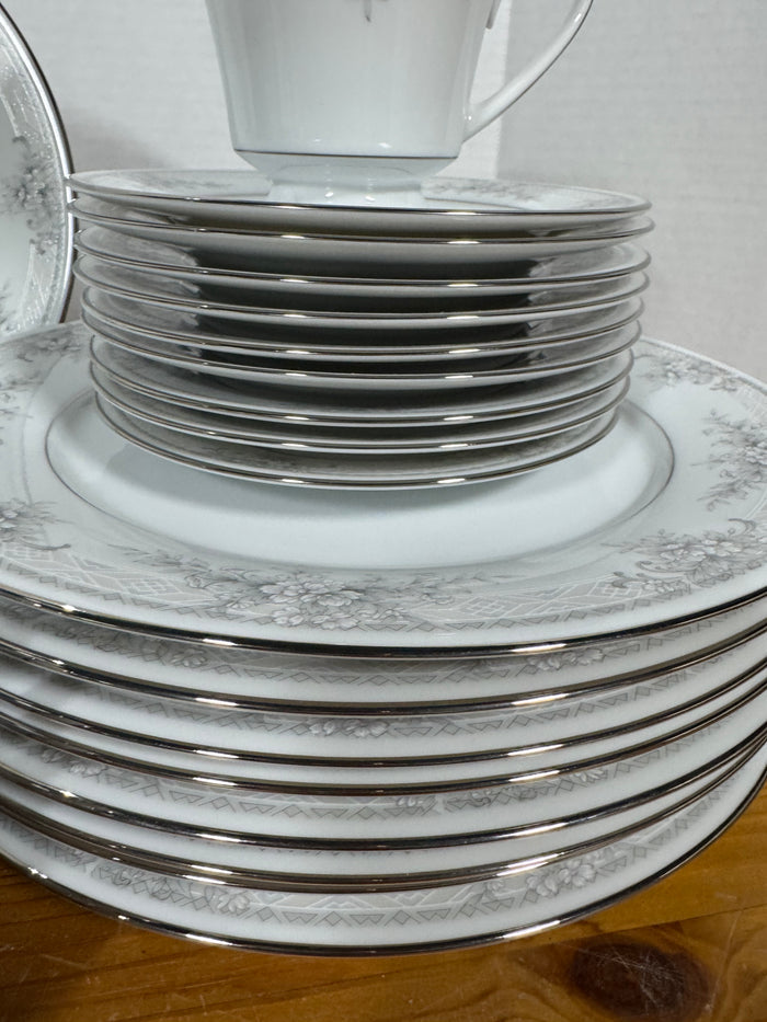 47-Piece Legendary by Noritake 3482 Sweet Leilani China Set