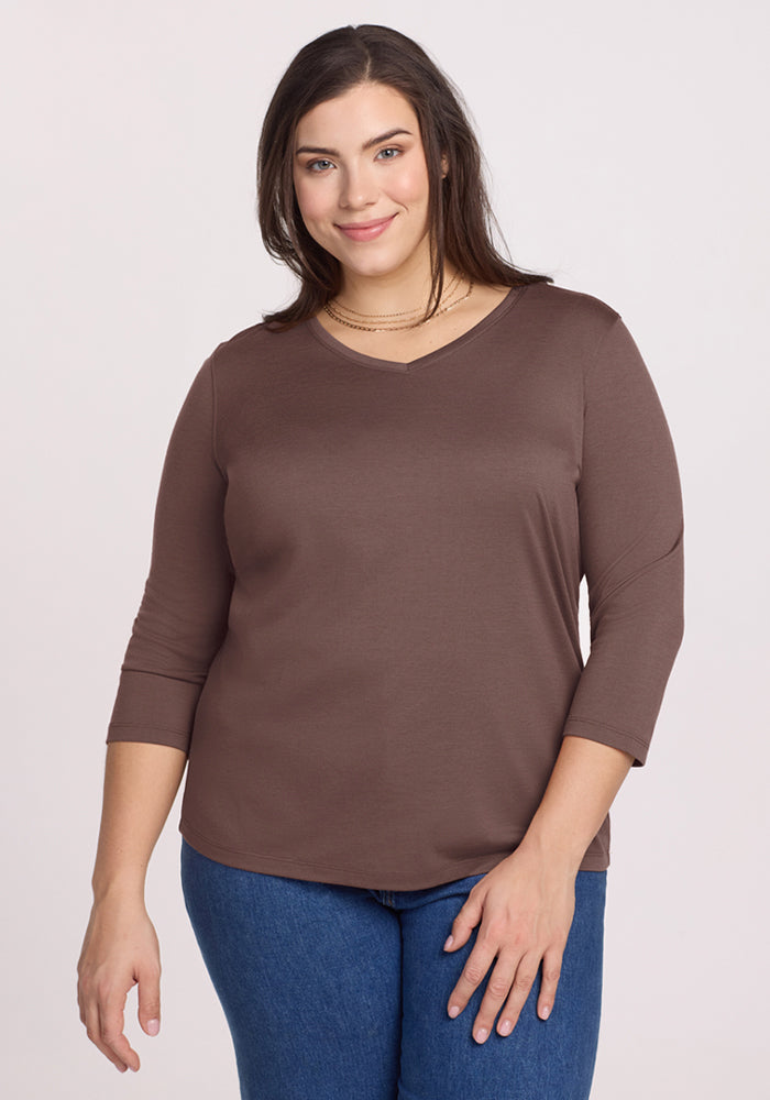 Woman wearing the Woolx Elena 3/4 Sleeve V Neck in Peppercorn and blue jeans, smiling at the camera. | Juliana is 5'10", wearing a size XL