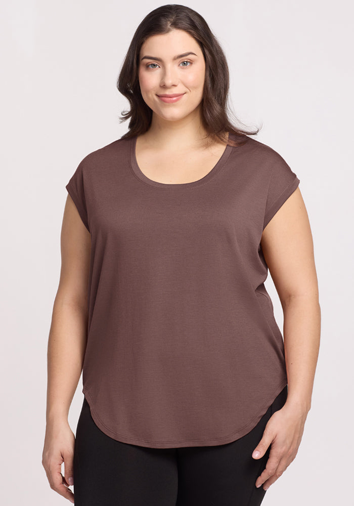 Woman with long brown hair wears the Woolx Gabi Tunic Top in Peppercorn and black pants against a light background. | Juliana is 5'10", wearing a size XL