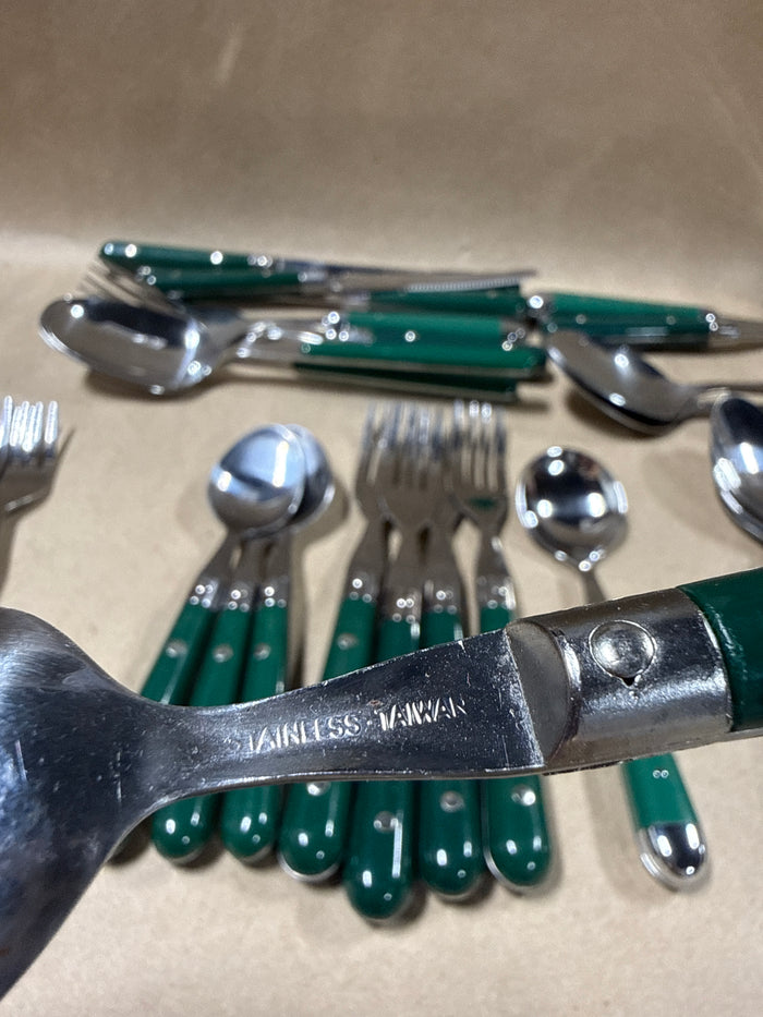 Green Flatware Set - 31 Pieces