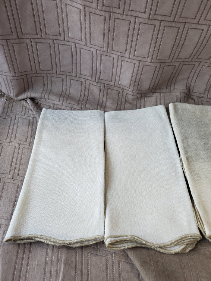 Set of 8 Scalloped Edge Fabric Napkins