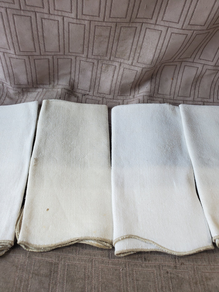 Set of 8 Scalloped Edge Fabric Napkins
