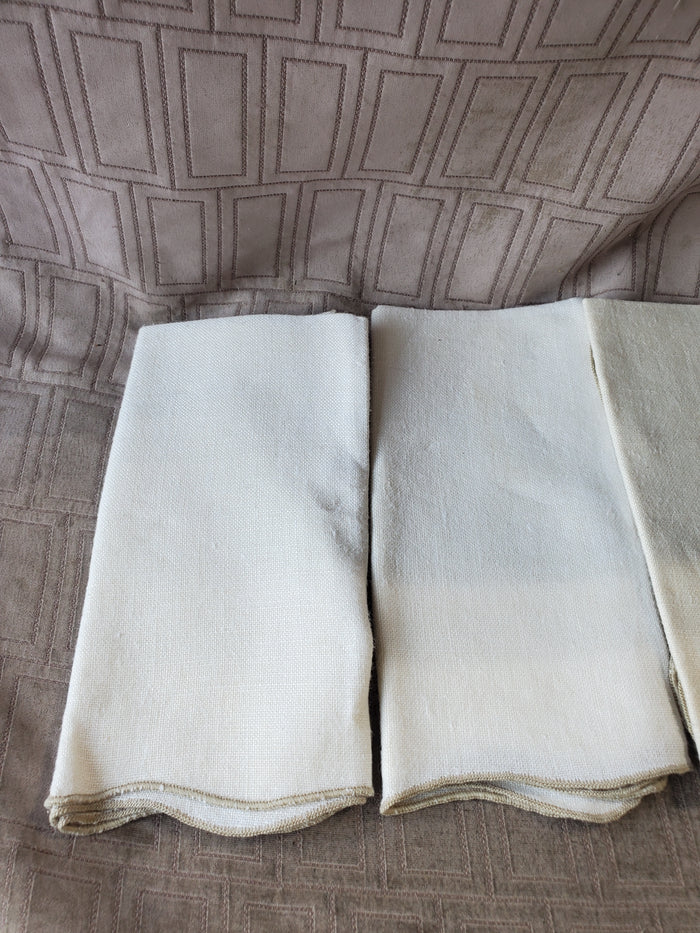 Set of 8 Scalloped Edge Fabric Napkins