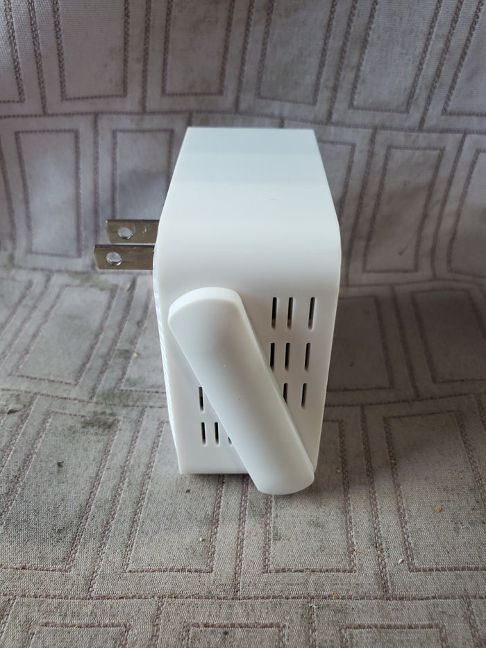 Wi-Fi Range Extender POWERS ON/NO FURTHER TESTING