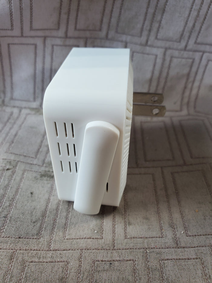 Wi-Fi Range Extender POWERS ON/NO FURTHER TESTING