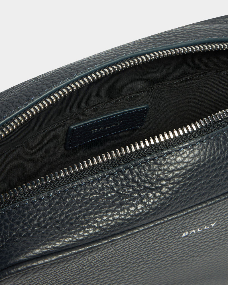 York Pouch In Navy Blue Grained Leather