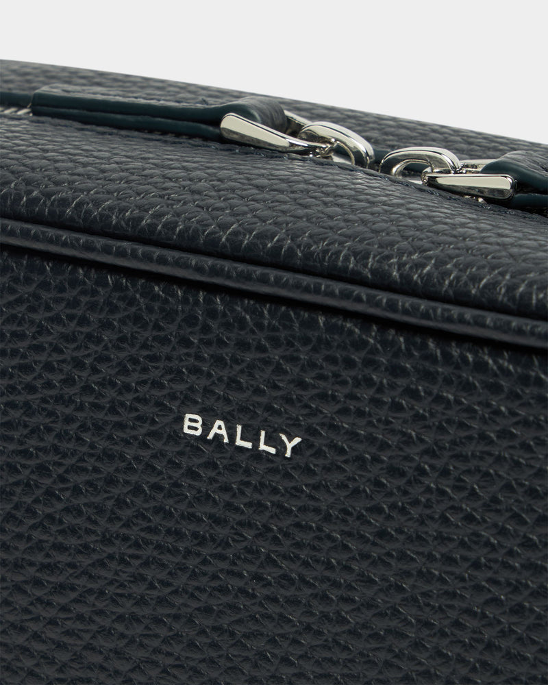 York Pouch In Navy Blue Grained Leather