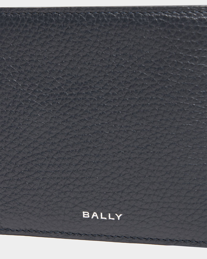 York Wallet In Navy Blue Grained Leather